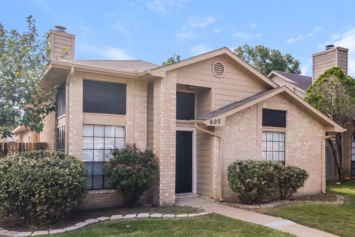 Building Photo - 600 Rancho Dr