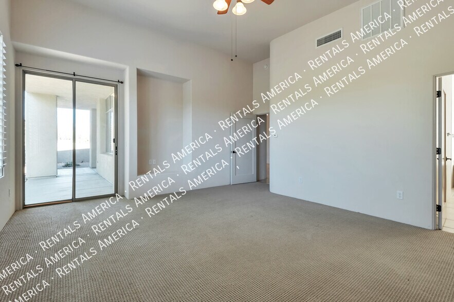 Building Photo - 1033 W Par 4 Dr