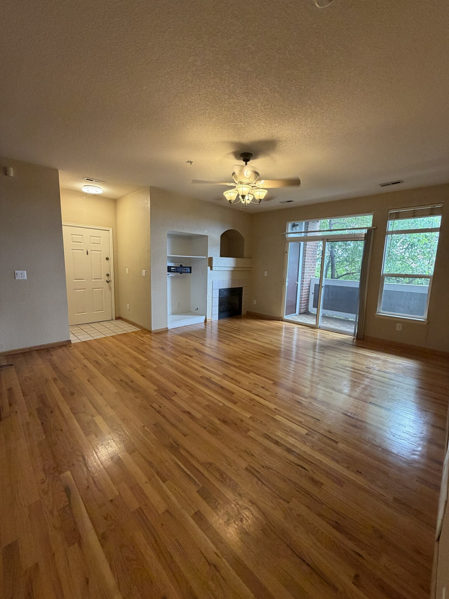 living room - 14241 E 1st Dr