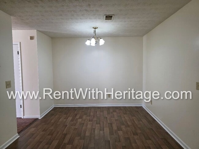 Building Photo - Amazing 3 bedroom, 2.5 bath townhome/ Great Roommate Floorplan / Great Location