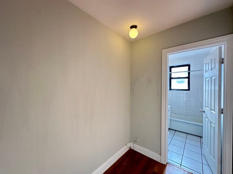 Building Photo - 742 W Belmont Ave