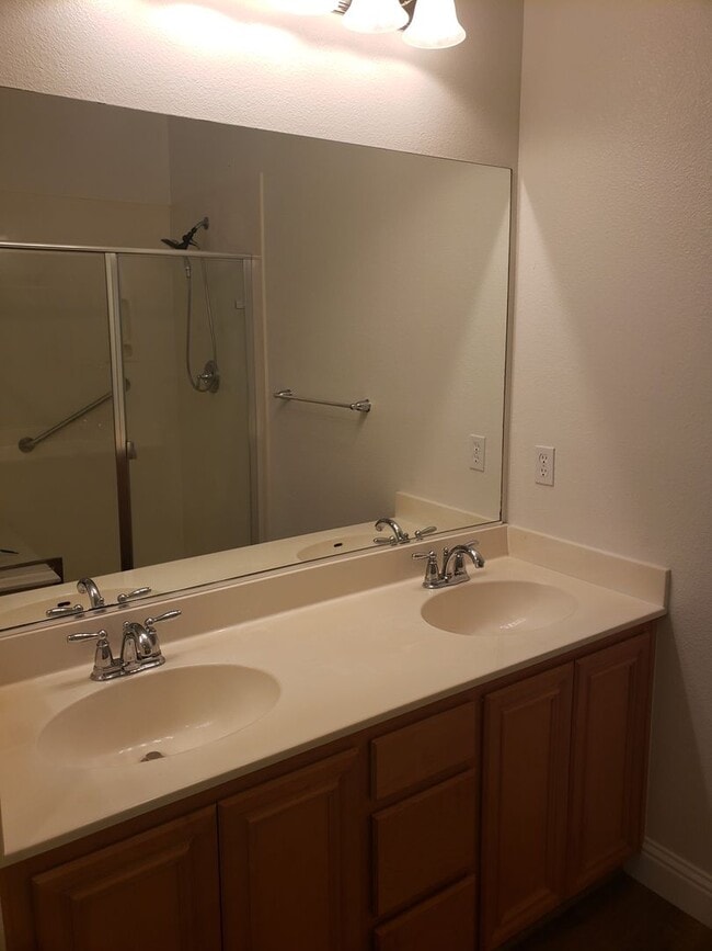 Building Photo - Newly Remodeled 3 bed 2.5 bath condo in qu...