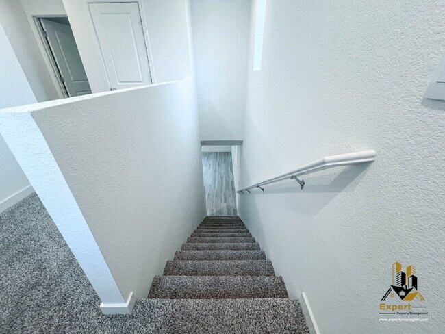 Building Photo - 2081 Blue Star Dr