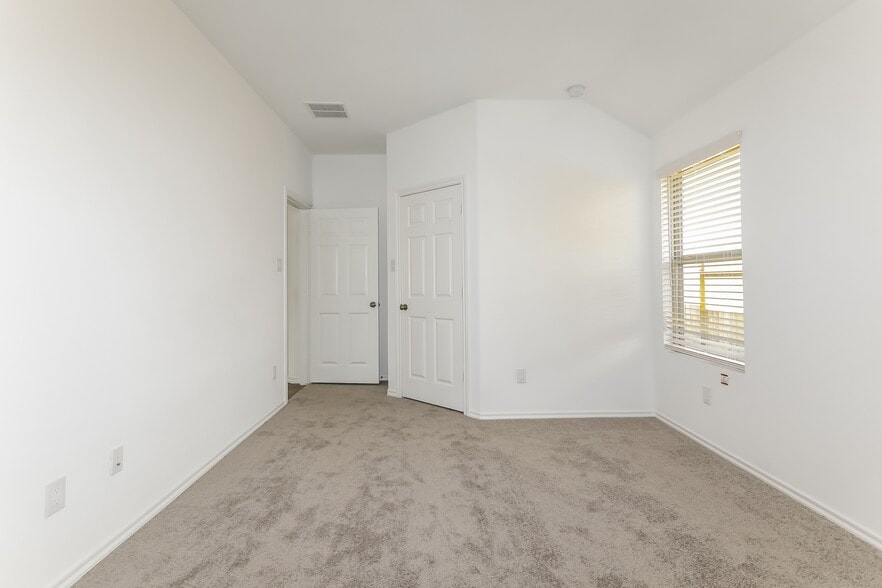 Building Photo - 919 Silver Birch Br