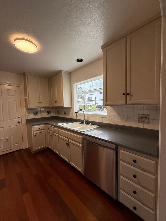 Building Photo - Experience the perfect blend of comfort, s...