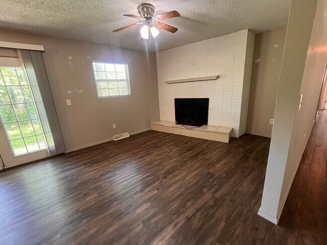 Building Photo - Brentwood 3 bedroom & 2 bathroom home, Huge Fenced Yard