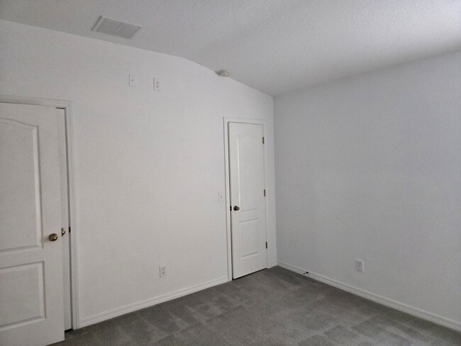 Building Photo - 2 bedroom 2.5 bath townhome