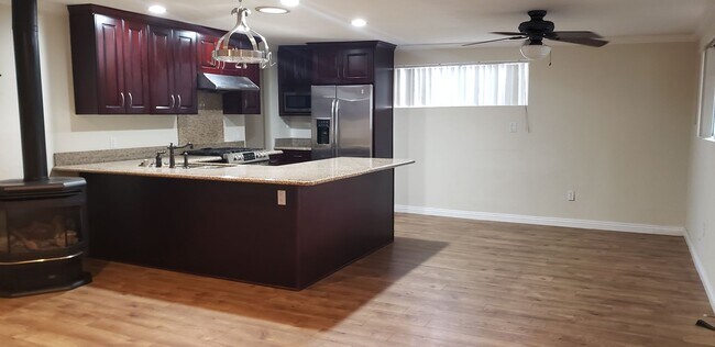 Building Photo - 3870