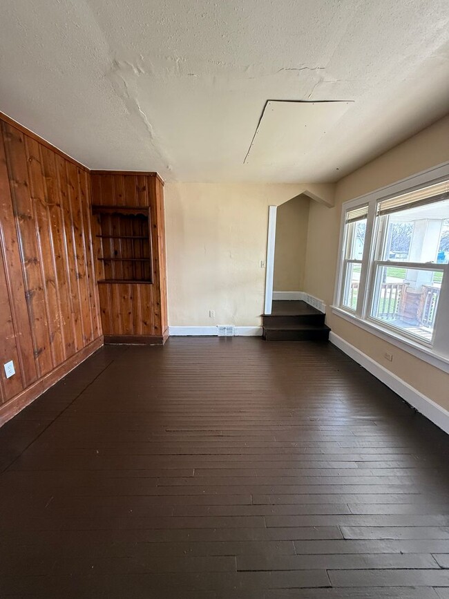 Building Photo - Collinwood Single Home Water/sewer included