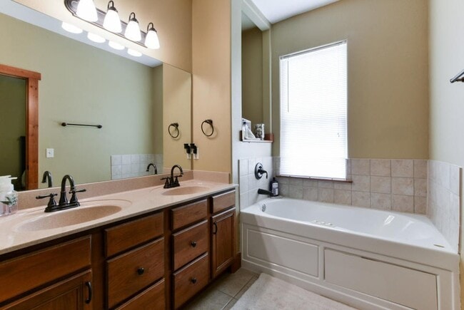 Building Photo - Beautiful 3 Bedroom 2.5 bathroom with garage parking Townhouse in Ozark, MO!