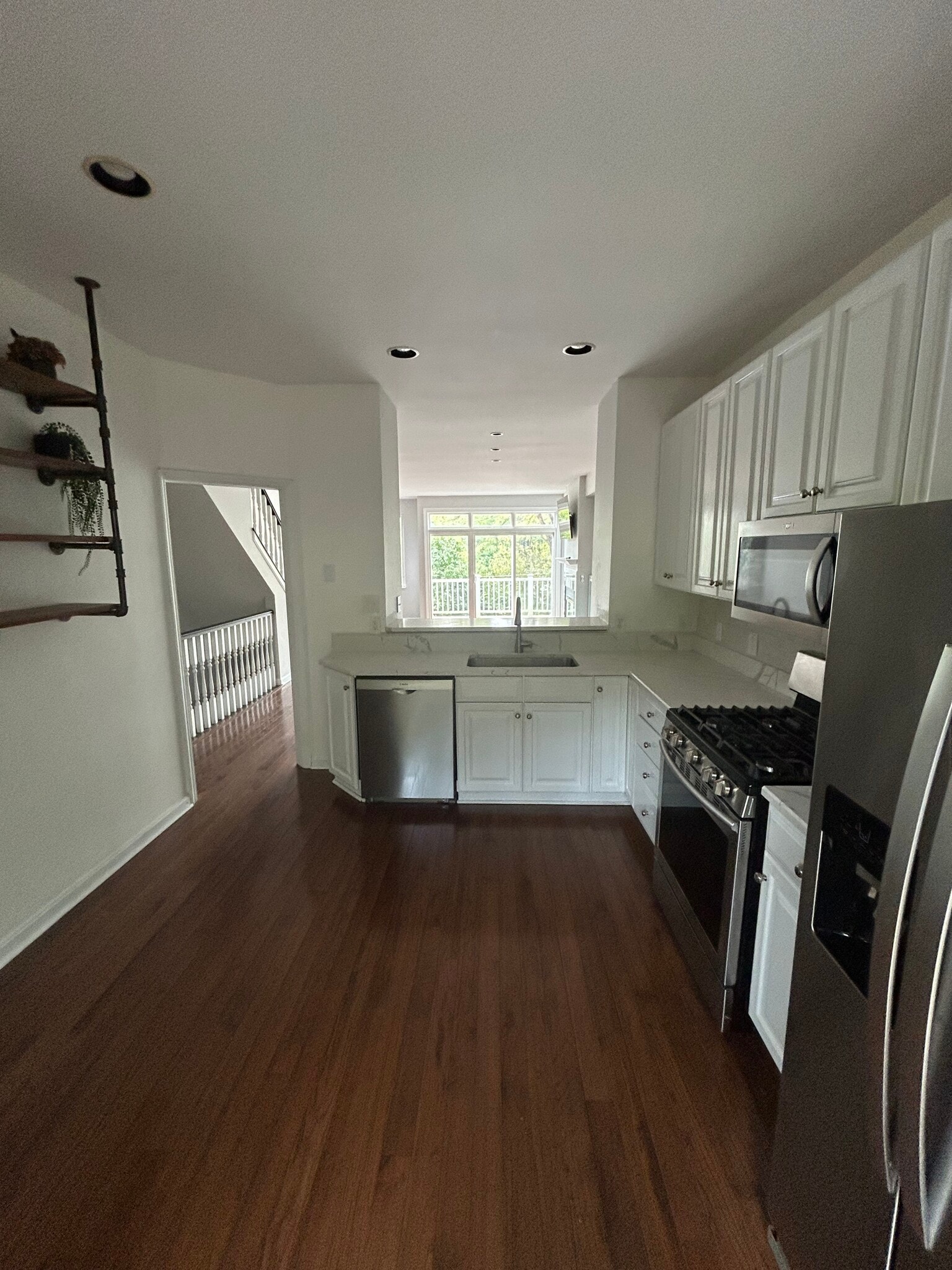 Building Photo - 560 Empress Ave