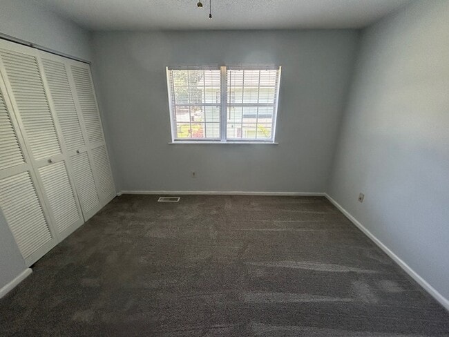 Building Photo - 1113 Country Town