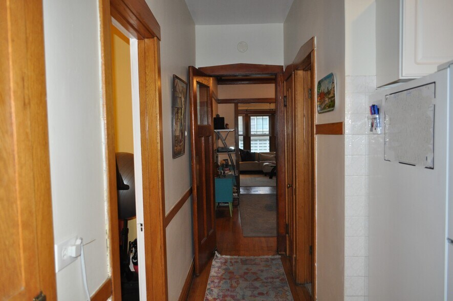 Building Photo - 5105 W Cornelia Ave