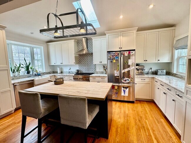 Building Photo - 859 Fellsway W