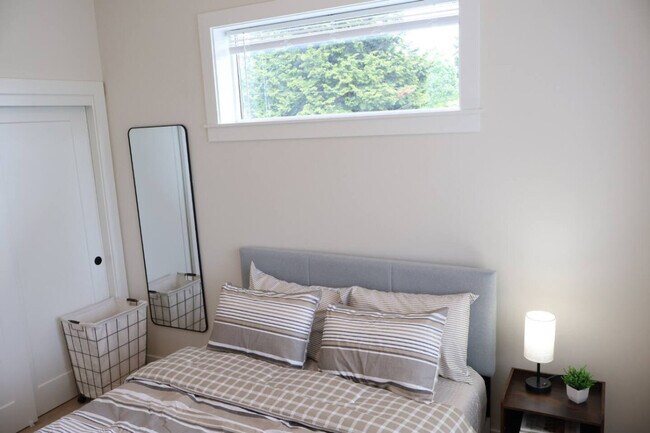 Building Photo - 204 E 35th St