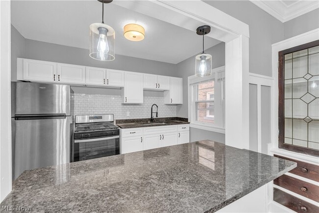 Building Photo - 1353 Phelps Ave