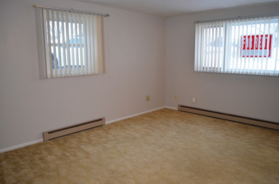 Living Room - 606 S Halvorson St