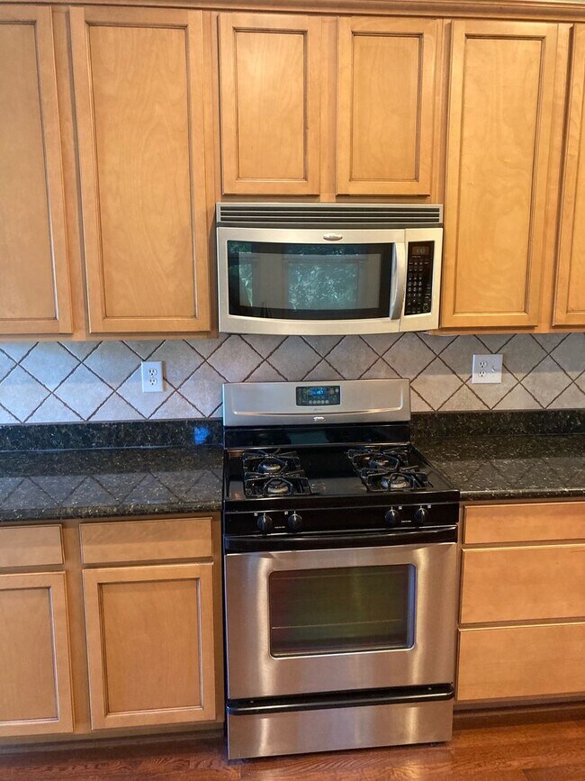 Building Photo - ZERO APPLICATION FEE FOR THIS ALTA VISTA BUNGALOW!