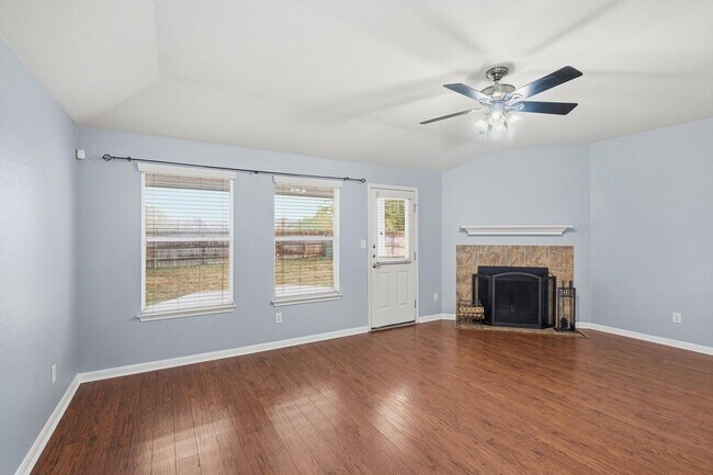 Building Photo - Freshly Painted Spacious 4 Bedroom!