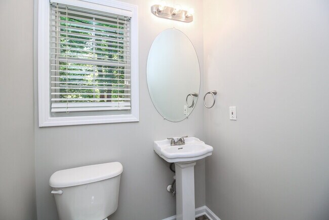 Building Photo - 35 Goldfinch Dr