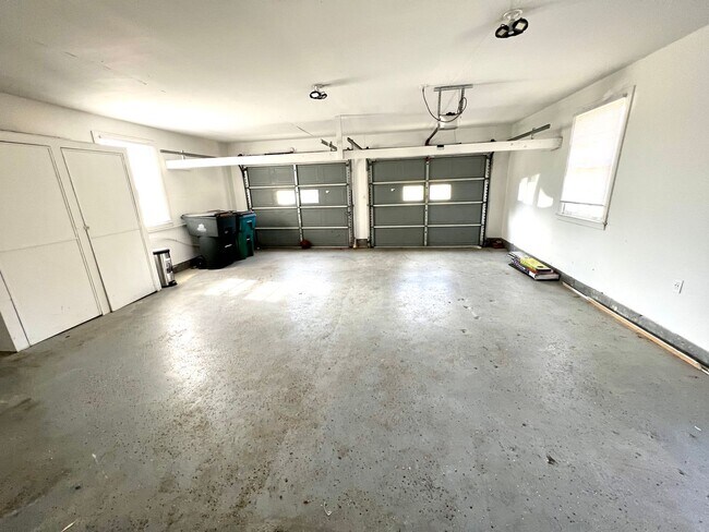 Building Photo - Available Now! $2000/MO Donelson living in...