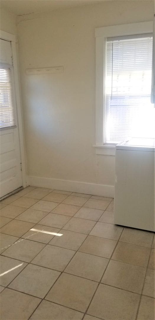 Building Photo - 1920's Farmhouse in Lakewood - Month to Month Short Term Only