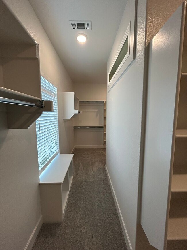 Building Photo - Beautiful Modern Home in Pea Ridge!