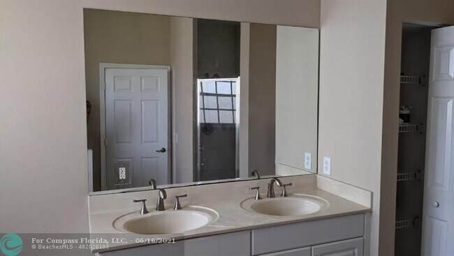 Building Photo - 3409 Lakeside Dr