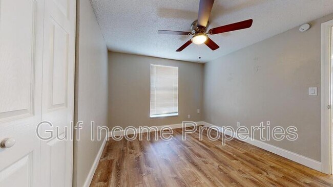 Building Photo - 2515 30th Ave Dr E