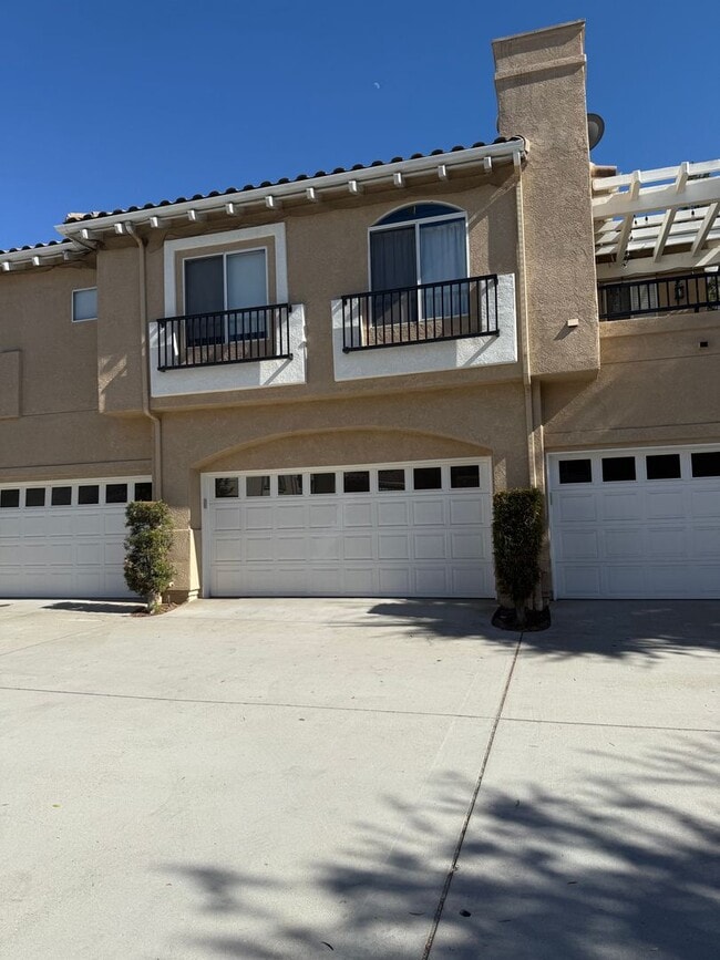 Building Photo - 3 Bed, 2 1/2 Bath townhome in Moorpark