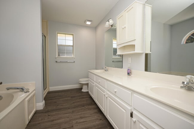 Building Photo - 4552 Knollwood Ln