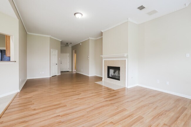 Building Photo - 2011 Pinecreek Pass Ln