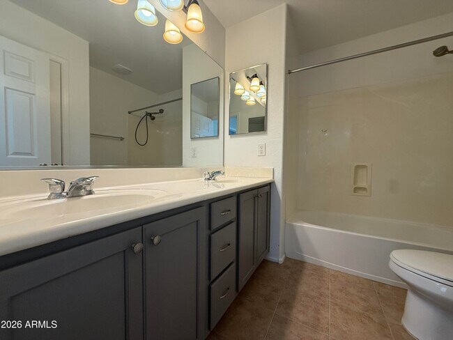 Building Photo - 2408 W Skinner Dr