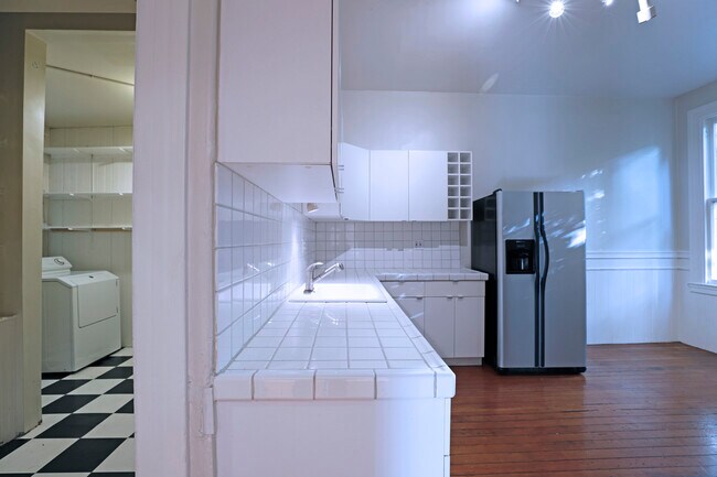 Building Photo - 84a Sanchez St