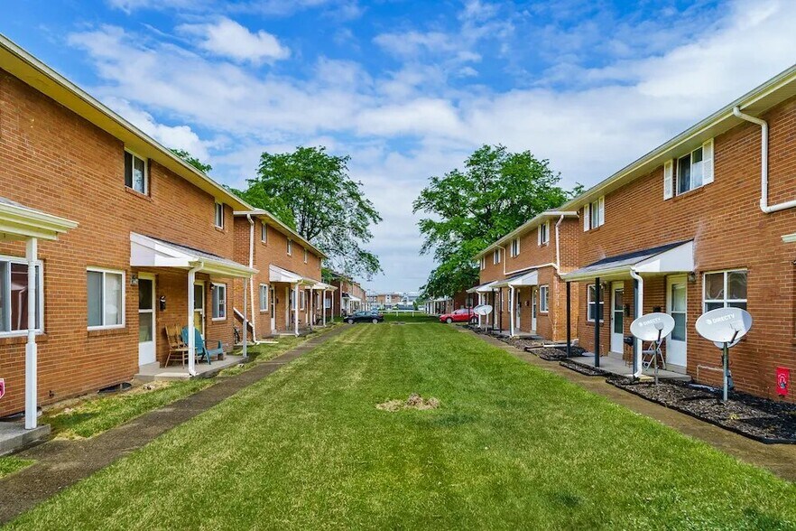 Building Photo - 889 N Meadows Ct