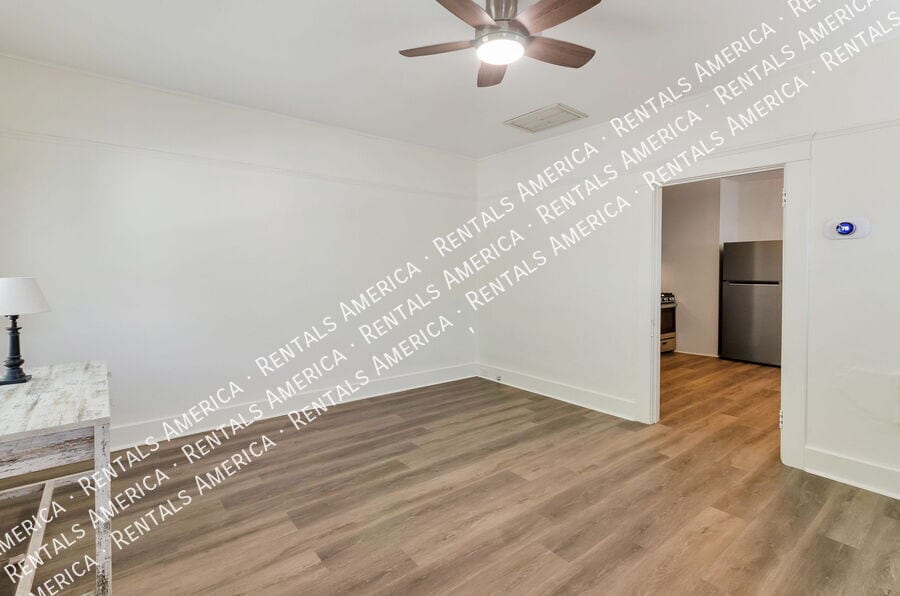 Building Photo - 826 E 6th St