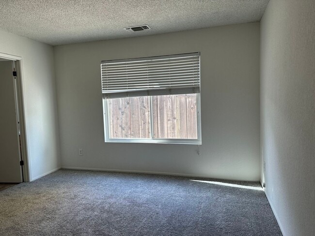 Building Photo - Mature dog considered. Nice home, convenient location off Placer & Wisconsin, Rdg.