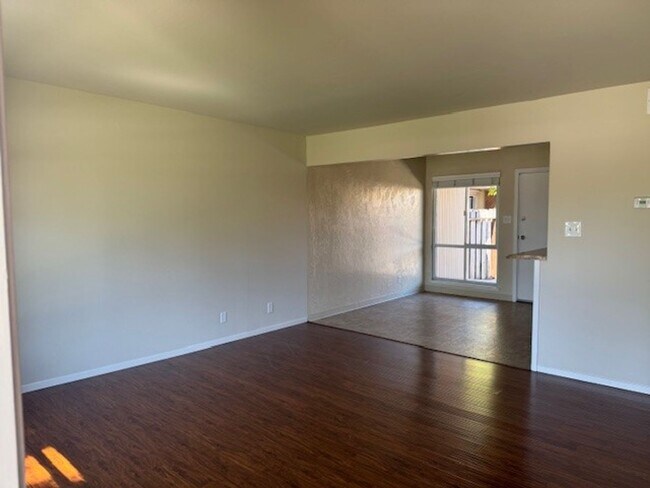Building Photo - Located in Marina Gardens, great location!...