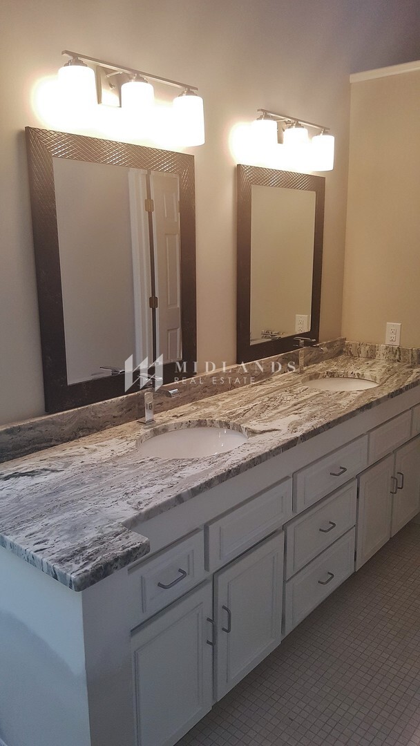 Building Photo - Stunning Updated Rockbrook Home