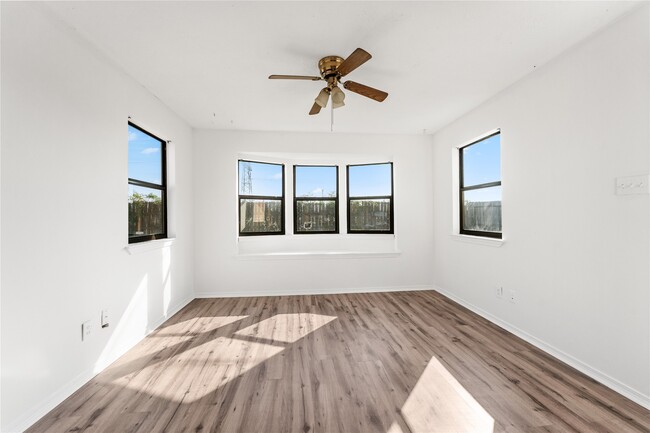 Building Photo - 9723 Cedar Bluff Dr