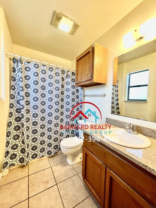 Building Photo - Available June 10: 3 Bed 2 Bath Duplex with Fenced in Yard on Bus Route