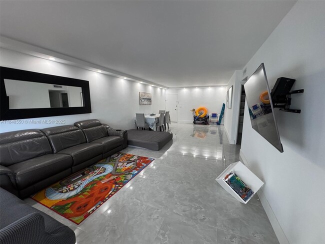 Building Photo - 9225 Collins Ave