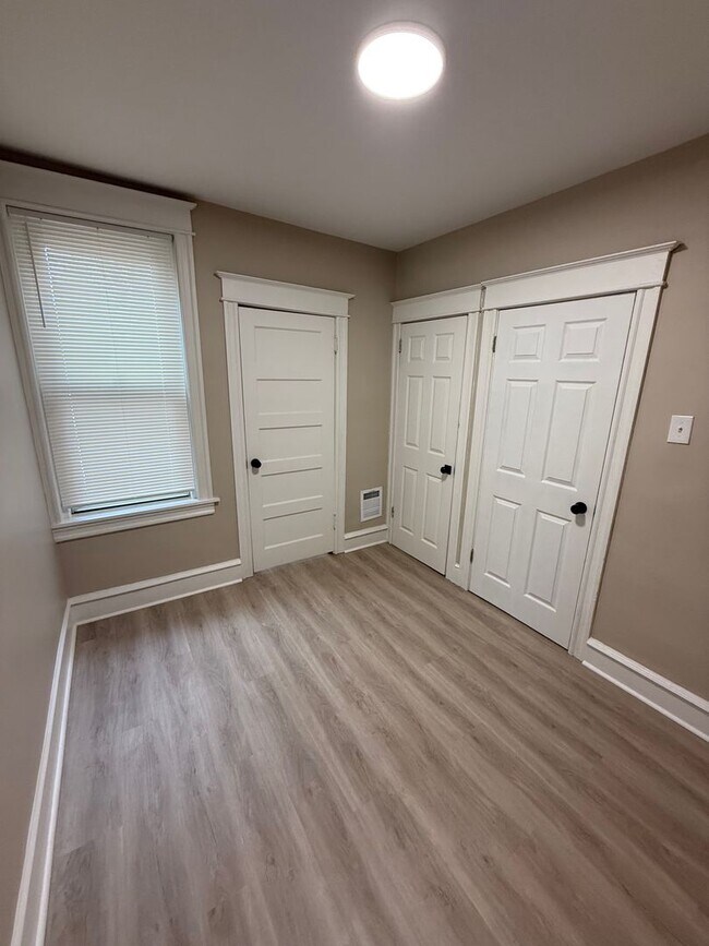 Building Photo - Beautifully Renovated Porch Front Home