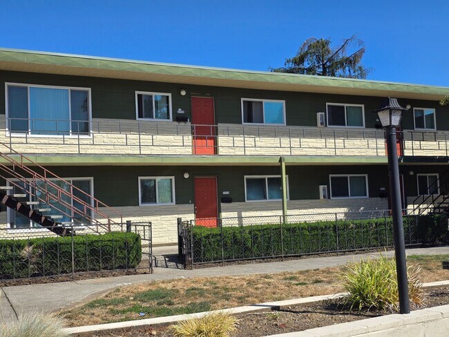 Building Photo - *!*!* Rent Ready Upstairs Pet Friendly 3 B...