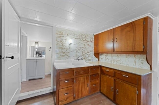 Building Photo - 503 W 5th Ave