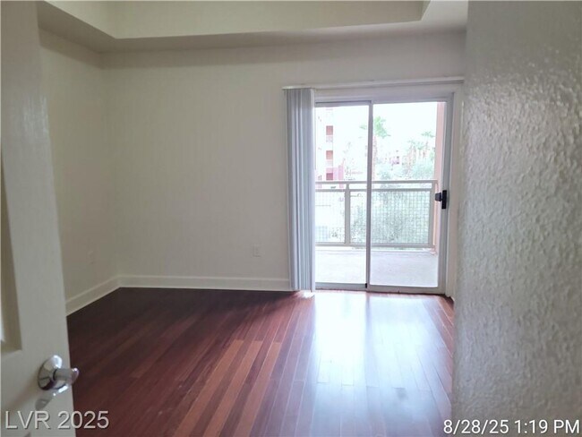 Building Photo - FABULOUS PARK AVENUE--MIDRISE LIVING!!