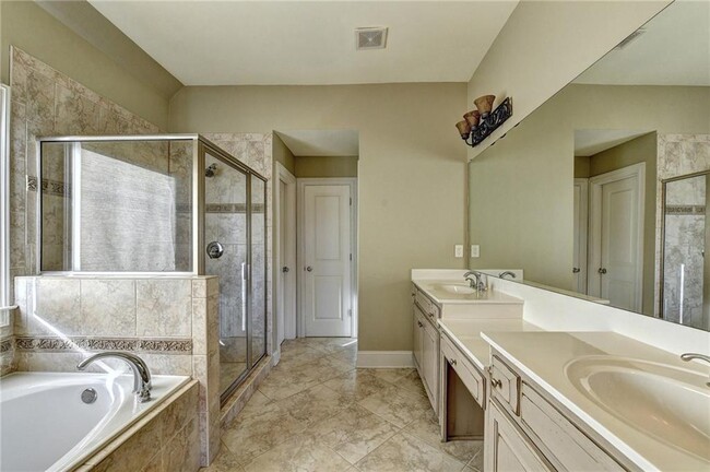 Building Photo - 5570 Viewpoint Ct