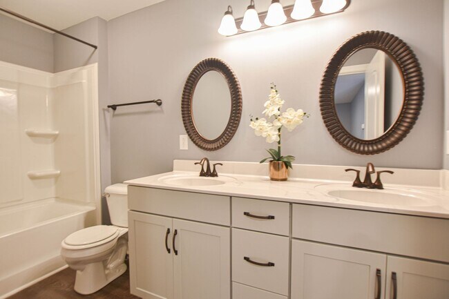 Building Photo - Pet Friendly Three Bedroom!