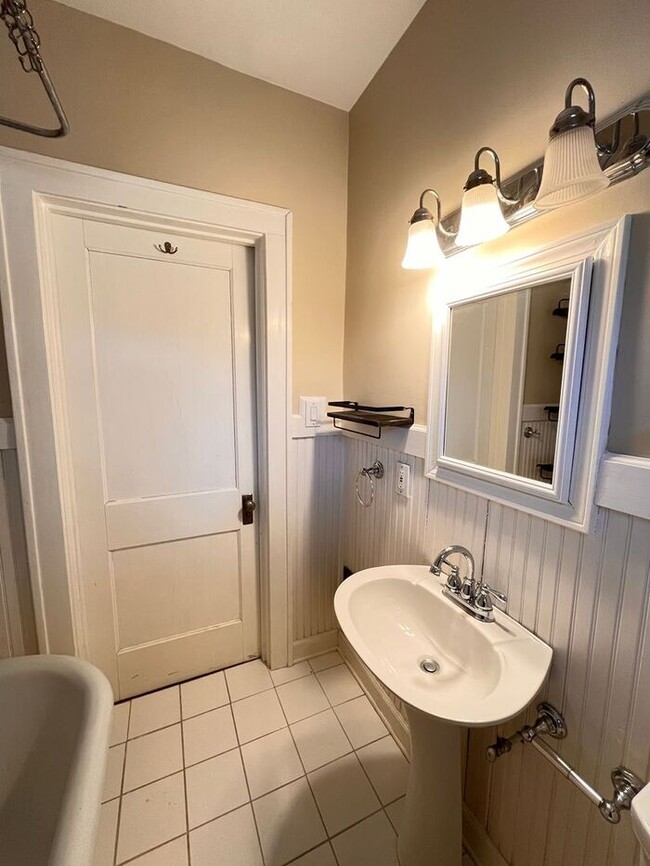 Building Photo - Charming 3-Bedroom Home in a Convenient an...