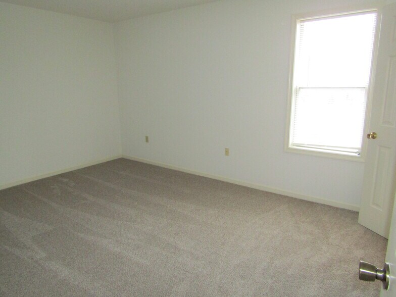 Building Photo - 52 Hilldale Dr